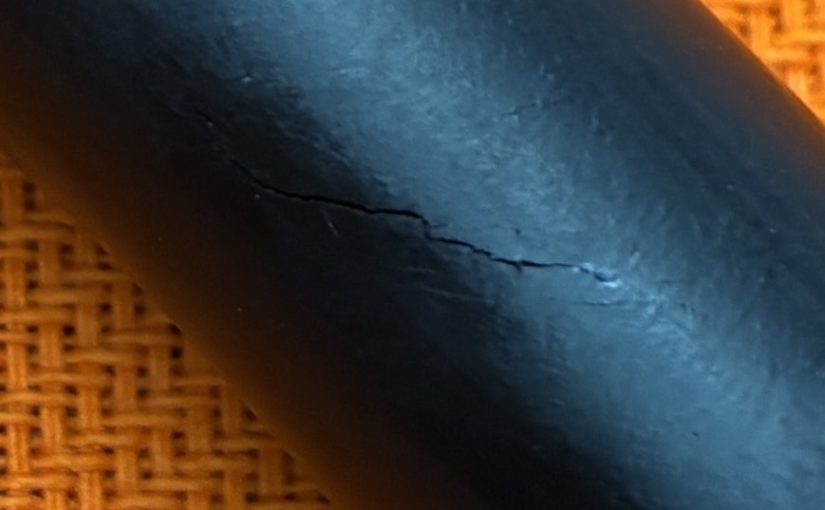 ドレンホースのひび割れ